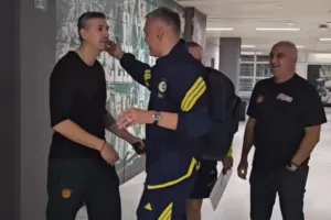 Παναθηναϊκός – Φενέρμπαχτσε: Η «πράσινη» αγκαλιά Διαμαντίδη-Γιασικεβίτσιους – «Επέστρεψε σπίτι μας»