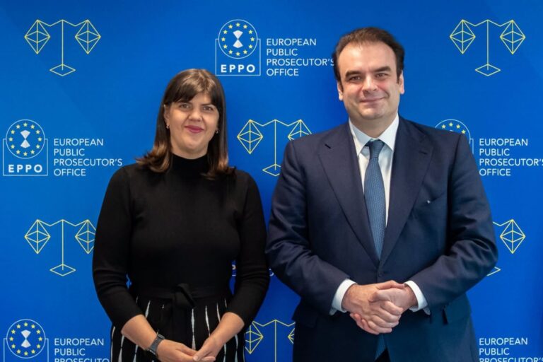 Συνάντηση Πιερρακάκη – Κοβέσι στο Λουξεμβούργο: Στο επίκεντρο διαφάνεια, λογοδοσία και προστασία των ευρωπαϊκών πόρων