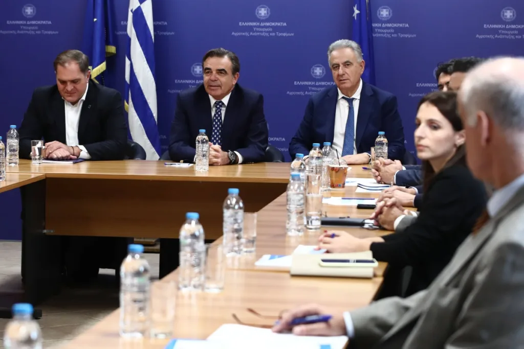 Συνάντηση Σχοινά με ΕΘΕΑΣ: Στο επίκεντρο οι αγροτικές πληρωμές, το μέλλον της κτηνοτροφίας και η νέα