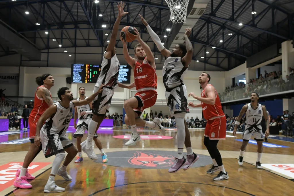 Vikos Φalcons – Ολυμπιακός 68-79: Συνεχίζει ακάθεκτος με μπροστάρη τον ΜακΙντάιρ