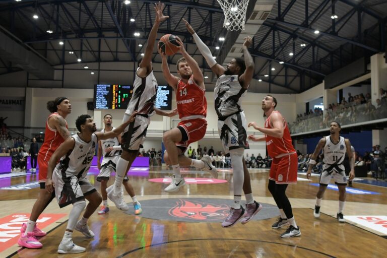 Vikos Φalcons – Ολυμπιακός 68-79: Συνεχίζει ακάθεκτος με μπροστάρη τον ΜακΙντάιρ