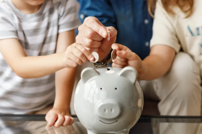 Επενδυτικός λογαριασμός για παιδιά με κρατικό μπόνους έως 1.200 ευρώ – Αφορολόγητα φιλοδωρήματα έως 