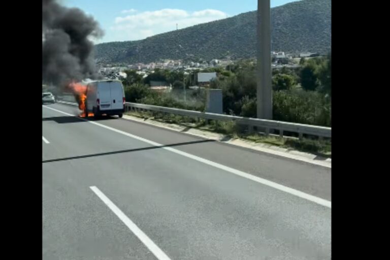 Φωτιά σε όχημα στην Αττική Οδό: Διακοπή κυκλοφορίας στο ρεύμα προς αεροδρόμιο