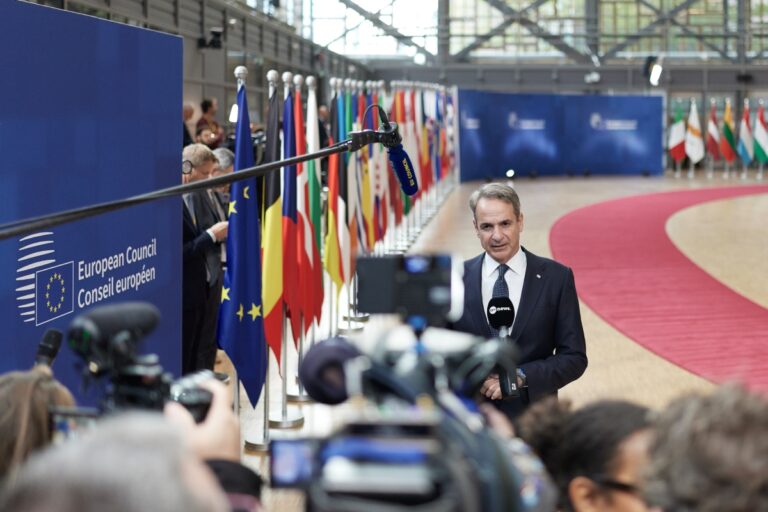 Μητσοτάκης από Βρυξέλλες: Δεν θα τινάξουμε την μπάνκα στον αέρα – «Παράθυρο» για νέα μέτρα στήριξης