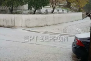 Στα «λευκά» οι Σέρρες – Έντονη χαλαζόπτωση στη Νέα Ζίχνη