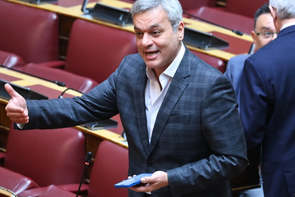 Χάρης Μαμουλάκης: Παραιτήθηκε από βουλευτής και στρέφει το βλέμμα στην ΕΛΑΣ – Ποιος παίρνει την έδρα
