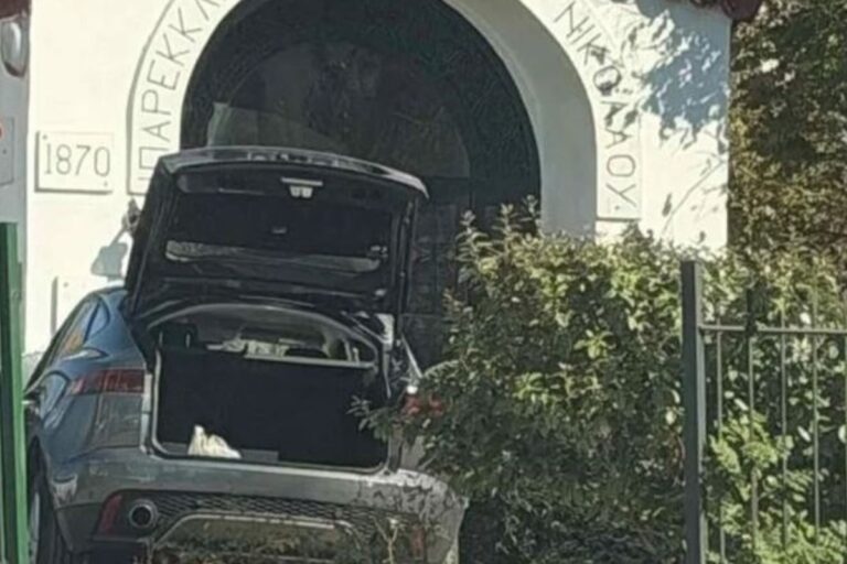 Απίστευτο τροχαίο στη Γλυφάδα: «Μπούκαρε» με το αυτοκίνητο του μέσα σε εκκλησία