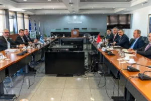 Συνάντηση Πλεύρη με Τούρκο υπουργό Εσωτερικών: Στο επίκεντρο οι μεταναστευτικές ροές στο Αιγαίο