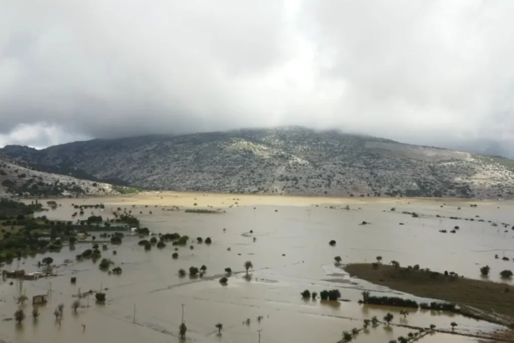 Κακοκαιρία στην Κρήτη: Απέραντη λίμνη το Οροπέδιο Λασιθίου – Αποκαρδιωτικές οι εικόνες από τις πλημμ