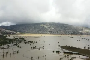 Κακοκαιρία στην Κρήτη: Απέραντη λίμνη το Οροπέδιο Λασιθίου – Αποκαρδιωτικές οι εικόνες από τις πλημμ
