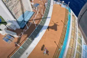 Πολεμική Αεροπορία: Εντυπωσιακό βίντεο από Super Puma που παίρνει ασθενή και συνοδό από κρουαζιερόπλ
