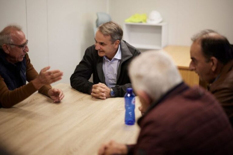 Συνάντηση Μητσοτάκη με αγρότες στη Λάρισα: «Αφορολόγητο αγροτικό πετρέλαιο στην αντλία από 1η Νοεμβρίου»