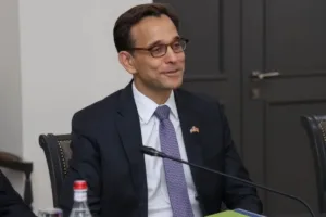 Τζόσουα Χακ: Ποιος είναι ο νέος επικεφαλής της Πρεσβείας των ΗΠΑ στην Ελλάδα