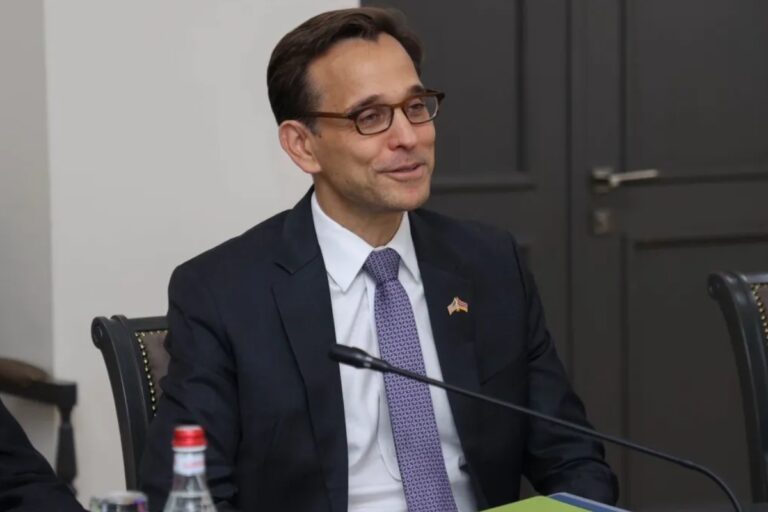 Τζόσουα Χακ: Ποιος είναι ο νέος επικεφαλής της Πρεσβείας των ΗΠΑ στην Ελλάδα