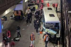 Γαλλία: Σφοδρή σύγκρουση τρένου με λεωφορείο στη σήραγγα της Μάγχης – 19 τραυματίες