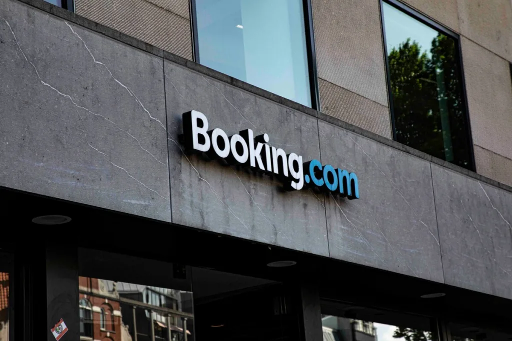 Στο στόχαστρο της ΕΕ η Booking για απάτες τύπου phishing και παραπλανητικές καταχωρίσεις