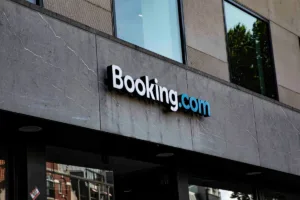 Στο στόχαστρο της ΕΕ η Booking για απάτες τύπου phishing και παραπλανητικές καταχωρίσεις