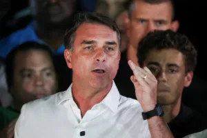 «Εγώ είμαι ο ηγέτης»: Ο Φλάβιο Μπολσονάρου αυτοανακηρύχθηκε ηγέτης της Βραζιλίας… από το Μαϊάμ