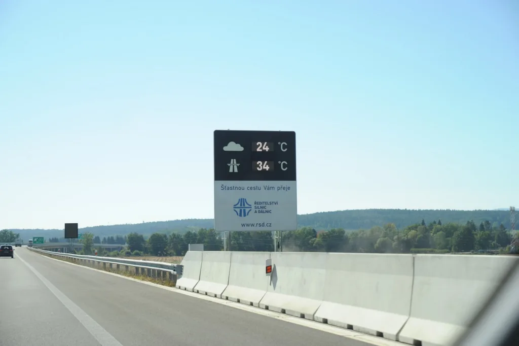 Τι είναι αυτή η πινακίδα με τις δύο θερμοκρασίες στους αυτοκινητοδρόμους και τι εξυπηρετεί;