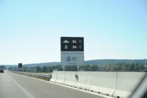 Τι είναι αυτή η πινακίδα με τις δύο θερμοκρασίες στους αυτοκινητοδρόμους και τι εξυπηρετεί;