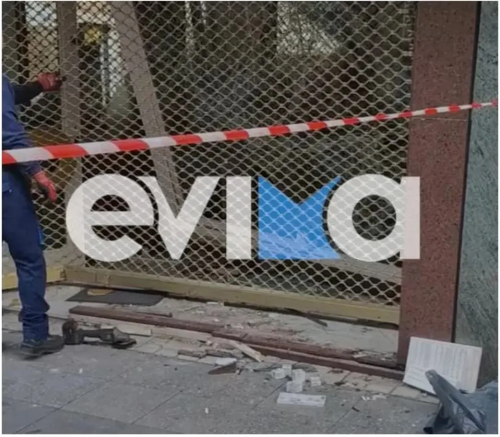 Κινηματογραφική ληστεία στη Χαλκίδα: Εισέβαλαν με αυτοκίνητο σε κοσμηματοπωλείο και άρπαξαν κοσμήματ