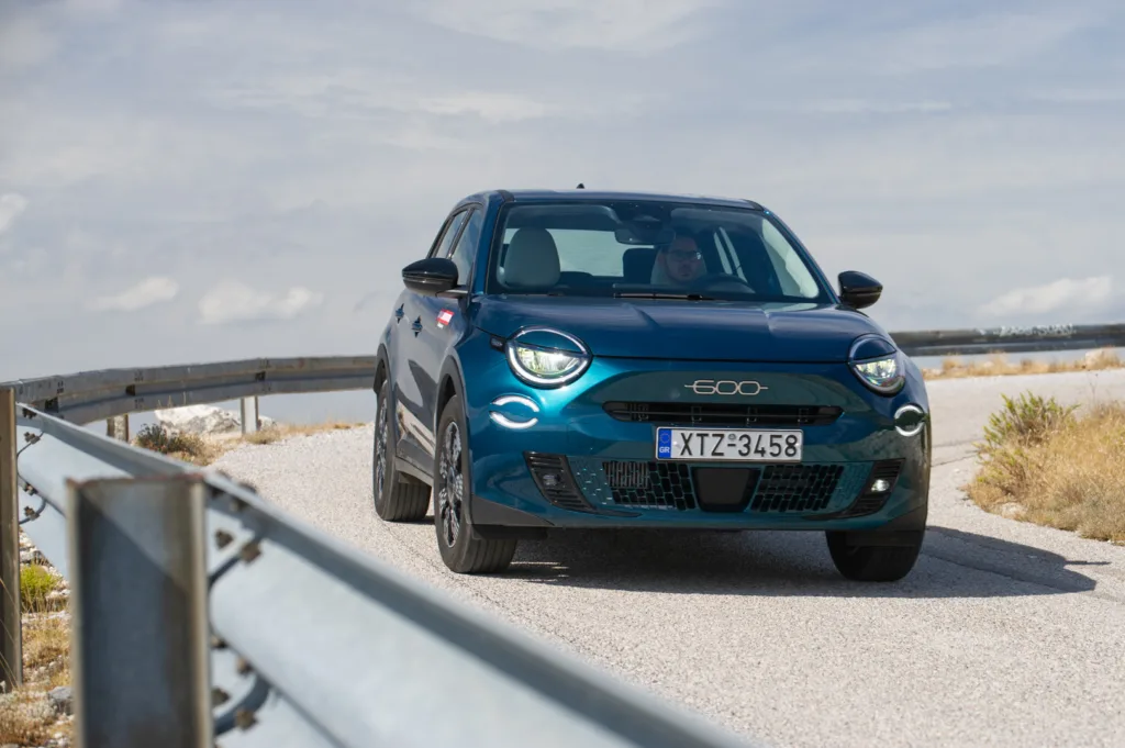 Δοκιμάζουμε το νέο χειροκίνητο Fiat 600 100 PS: Μας άρεσε περισσότερο από το υβριδικό