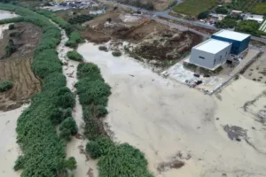 Κακοκαιρία στην Κρήτη: Υπερχείλισε ο ποταμός Δρακουλιάρης – Δύο άτομα εγκλωβίστηκαν στο όχημά 