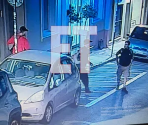 Πλάκα: Φωτογραφίες ντοκουμέντο από τη στιγμή που οι τρεις κλέφτες χαλκού ήταν έξω από το σπίτι