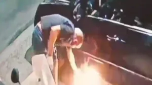 Ζωγράφου: Έκαψαν το αυτοκίνητο αντιδημάρχου κατά λάθος – Οπαδική βεντέτα πίσω από την εμπρηστική επί