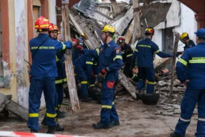 Πτώση σκεπής από εγκαταλελειμμένο κτίριο στο κέντρο της Αθήνας – Έρευνες για τυχόν εγκλωβισμέν
