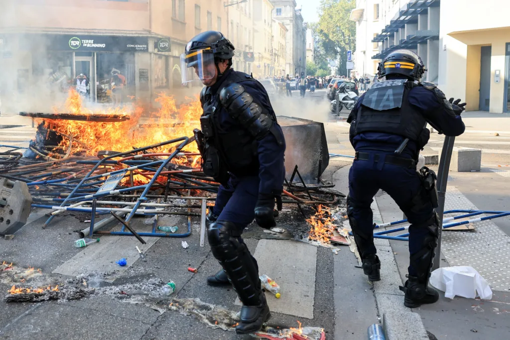 Πεδίο μάχης πόλεις στη Γαλλία, με δακρυγόνα, φωτιές, συλλήψεις και πάνω από 250.000 διαδηλωτές