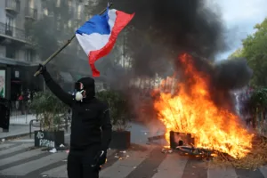 Έκρηξη οργής στη Γαλλία: Πεδίο μάχης οι δρόμοι για το κόστος ζωής