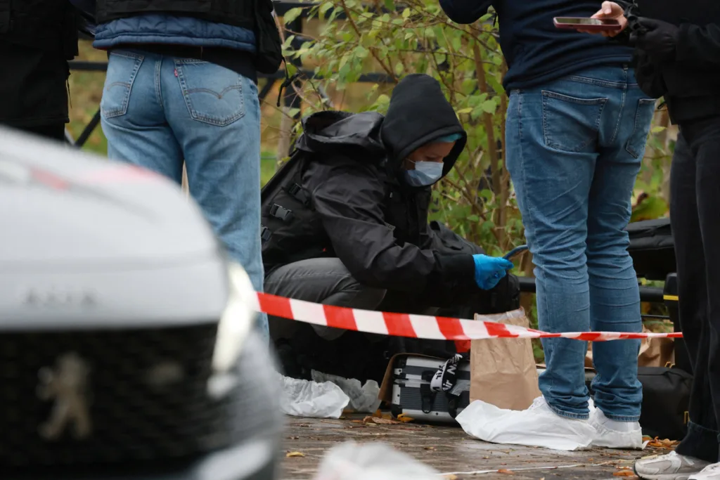 «Τρομοκρατικό έγκλημα» η επίθεση ενόπλου στη Γαλλία, λέει ο υπουργός Εσωτερικών
