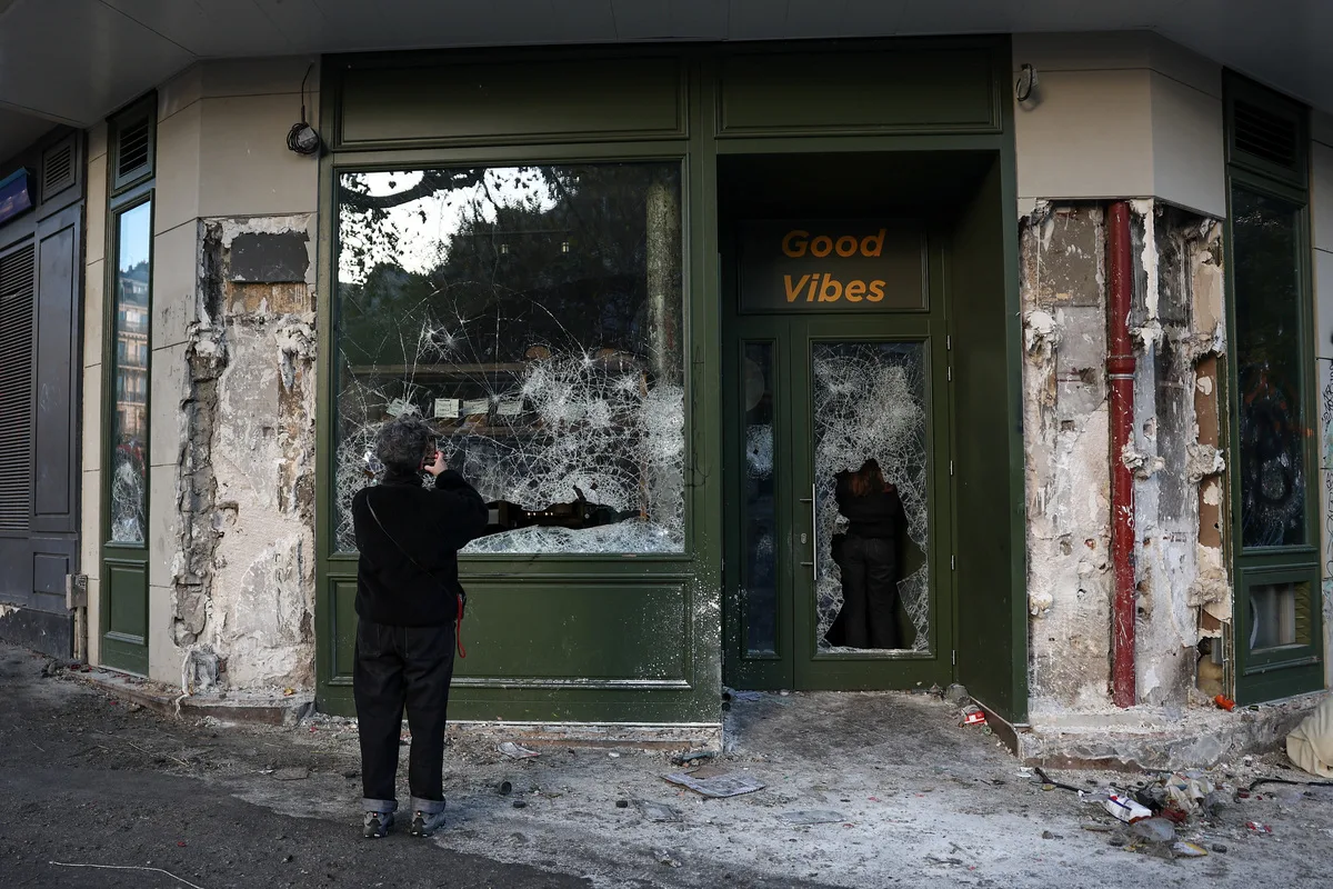 Ζημιές σε κατάστημα μετά τις ταραχές στη Γαλλία.