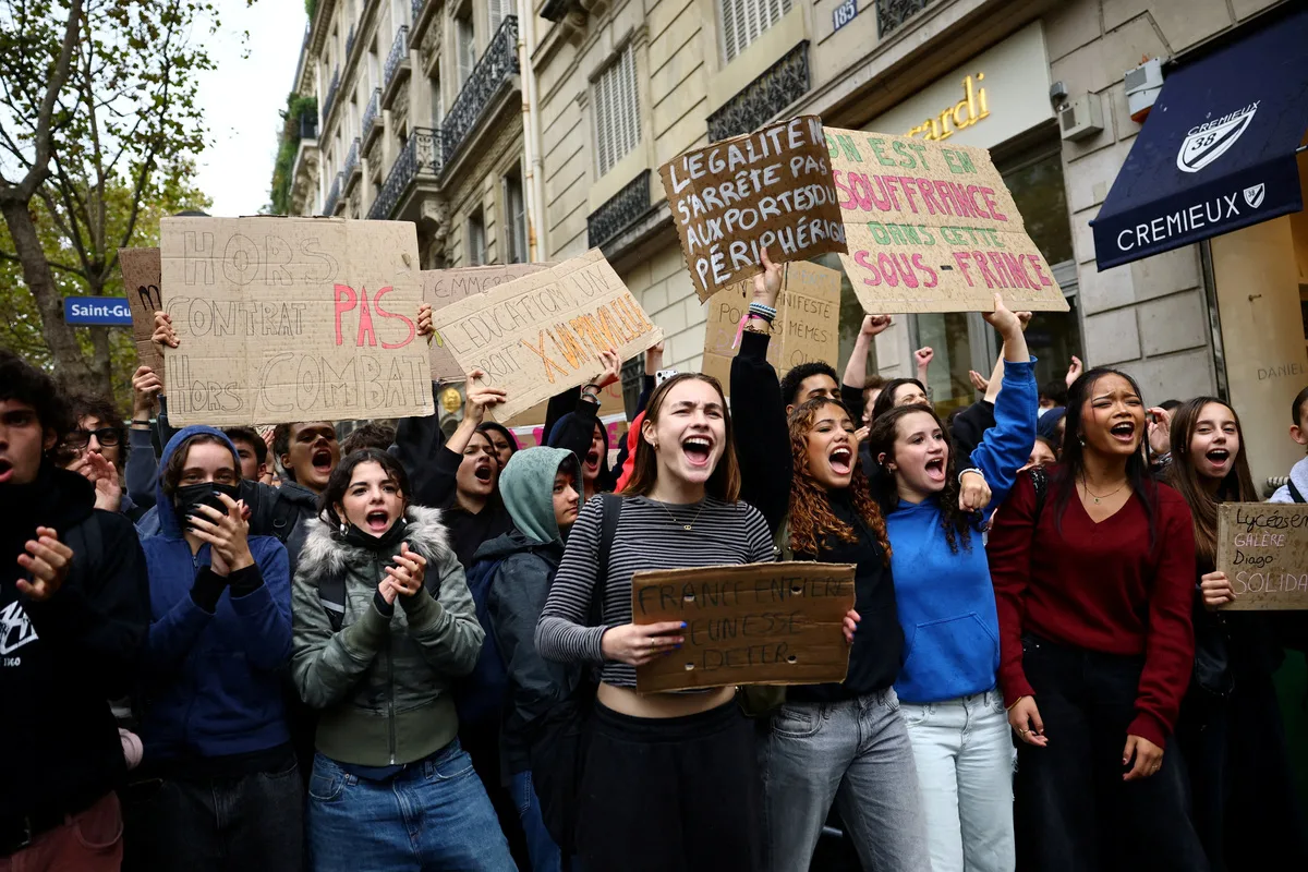 Μαθητές διαδηλώνουν στη Γαλλία.
