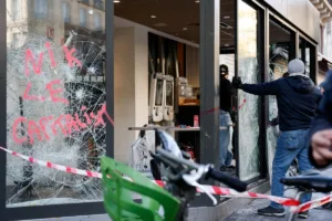 Βομβαρδισμένο τοπίο η Γαλλία: Λεηλασίες, απαγόρευση κυκλοφορίας και πολιτική σύγκρουση