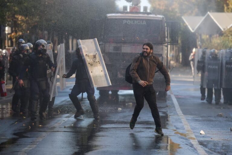 Αλβανία: Συνεχίζονται οι συγκρούσεις στα Τίρανα – Οι διαδηλωτές ετοιμάζουν αποκλεισμό της Βουλής