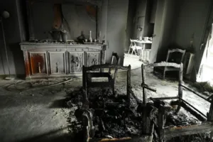 Γλυφάδα: Μπαράζ εμπρησμών από αξιωματικό του Πολεμικού Ναυτικού σε πρώην σχέσεις του [βίντεο ντοκουμ