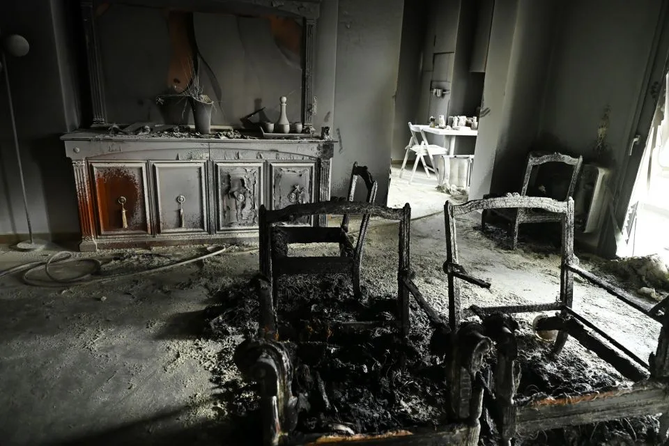 Γλυφάδα: Μπαράζ εμπρησμών από αξιωματικό του Πολεμικού Ναυτικού σε πρώην σχέσεις του [βίντεο ντοκουμ