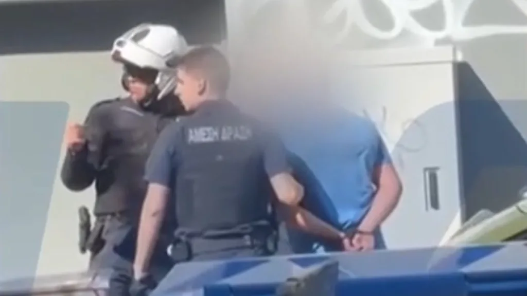 Ιερά Οδός: Νέο βίντεο από τον άγριο καυγά των δύο οδηγών – Η στιγμή που ο 55χρονος παίρνει το