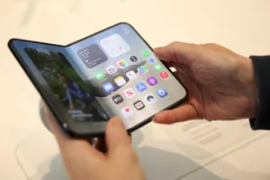 Το νέο αναδιπλούμενο iPhone Duo της Apple κυκλοφόρησε, αλλά διχάζει τους ειδικούς