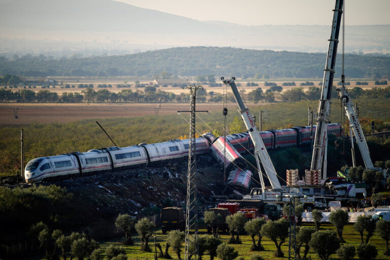 Σιδηροδρομική τραγωδία στην Ισπανία: Διπλή έκκληση για βοήθεια από την μηχανοδηγό του ακινητοποιημένου τρένου πριν τη σύγκρουση