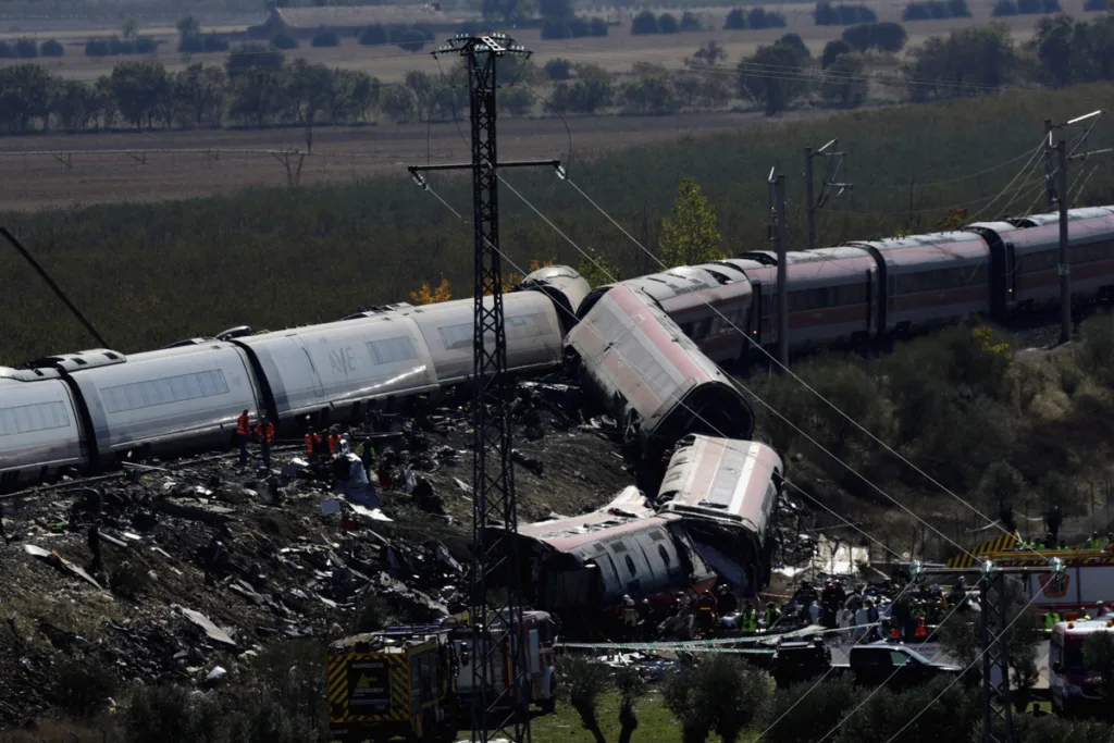 Σιδηροδρομική τραγωδία στην Ισπανία: Τουλάχιστον 64 οι νεκροί, πάνω από 80 οι τραυματίες