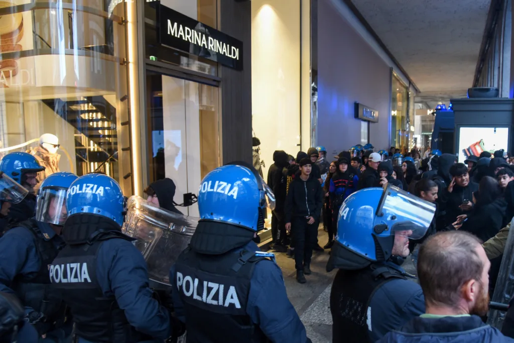 Ιταλία: Φόβος για νέες ταραχές στο Μιλάνο – Κατέβασαν ρολά τα καταστήματα διάσημων οίκων μόδας