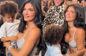Victoria’s Secret: Η στιγμή που η Κάιλι Τζένερ αγκαλιάζει τον γιο της φορώντας το ακριβότερο σουτιέν