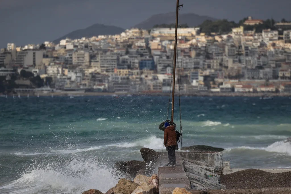 Καιρός: Βροχές και καταιγίδες σε Κρήτη και Δωδεκάνησα – Σαρωτικοί άνεμοι στο Αιγαίο