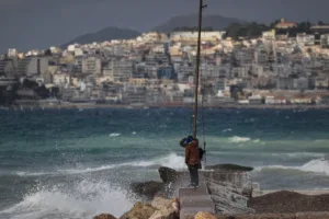 Καιρός: Βροχές και καταιγίδες σε Κρήτη και Δωδεκάνησα – Σαρωτικοί άνεμοι στο Αιγαίο