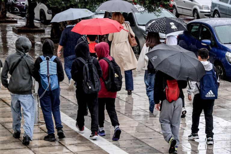 Οδοιπορικό του «ΕΤ» στη βροχερή Αθήνα – «Εφιάλτης όταν βρέχει» 