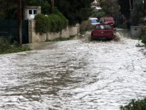Στο έλεος της κακοκαιρίας η Κρήτη: Στο νοσοκομείο 2 άτομα, μπαράζ από το 112, πλημμύρισαν σπίτια και