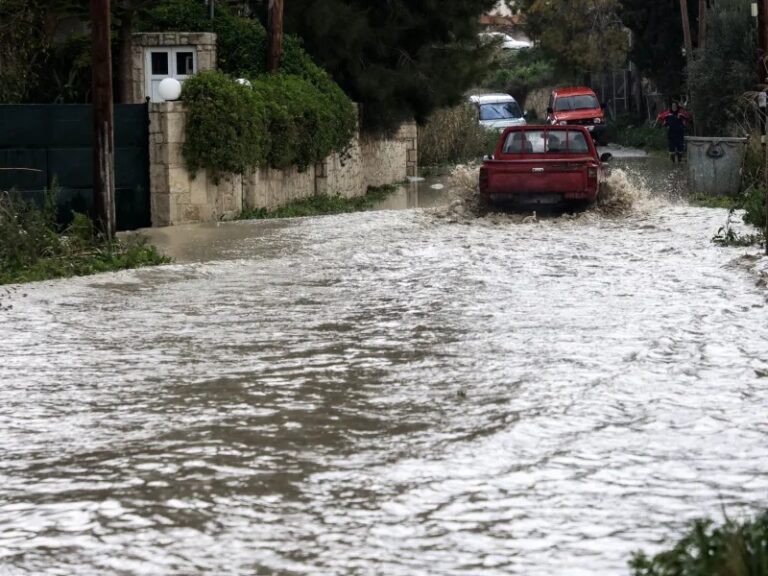 Στο έλεος της κακοκαιρίας η Κρήτη: Στο νοσοκομείο 2 άτομα, μπαράζ 112, πλημμύρισαν σπίτια και δρόμοι